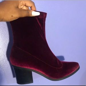 BEAUTIFUL WINE COLORED VELVET CHUNKY BOOTIE HEELS